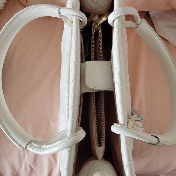 BALLY Manuela Diamond Quilted Handbag White Leather with Logo Tassel Charm - Picture 6 of 16